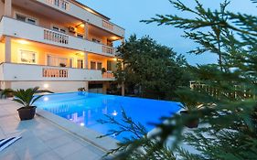Apartments With Pool Ivana Krk